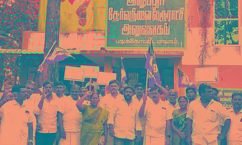 அ.தி.மு.க. கவுன்சிலர்கள் ஆர்ப்பாட்டம்