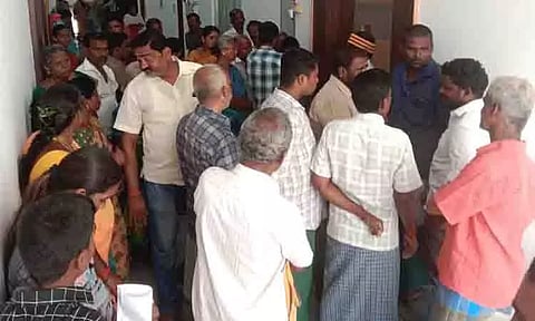 தள்ளுவண்டி கடை அமைக்க அனுமதிகோரி வியாபாரிகள் மனு