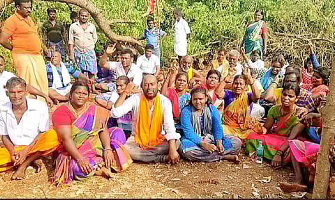 மரத்தை வெட்டியபோது சாமி சிலைகள் சேதம்