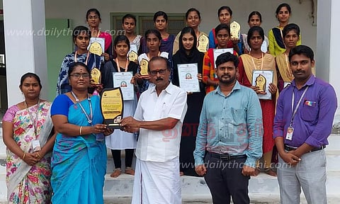 ராஜா கலை அறிவியல் கல்லூரி மாணவிகள் சாதனை