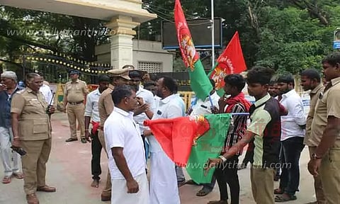 நெல்லை கலெக்டர் அலுவலகத்தை கிராம மக்கள் முற்றுகை