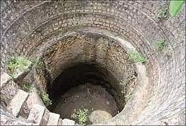 திறந்தவெளி கிணறுகளால் விபத்து அபாயம்