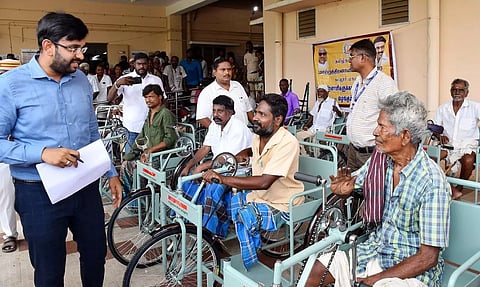 கடலூரில் பொதுமக்கள் குறைகேட்பு கூட்டம்: 20 பேருக்கு 3 சக்கர சைக்கிள் கலெக்டர் வழங்கினார்