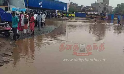 தேங்கி நிற்கும் மழைநீரால் பயணிகள் அவதி