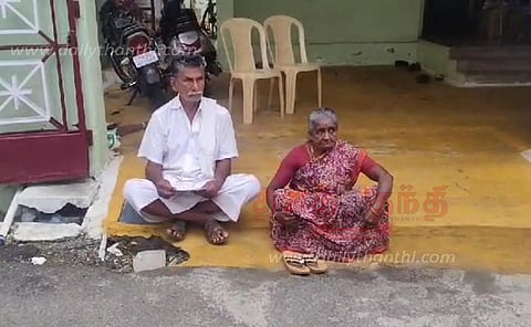 நிலம் விற்ற பணத்தை கொடுக்காத தொழில் அதிபர் வீட்டின் முன்பு வயதான தம்பதி தர்ணாஈரோட்டில் பரபரப்பு