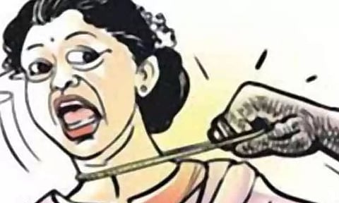 கல்லூரி பேராசிரியையிடம் நகை பறிப்பு