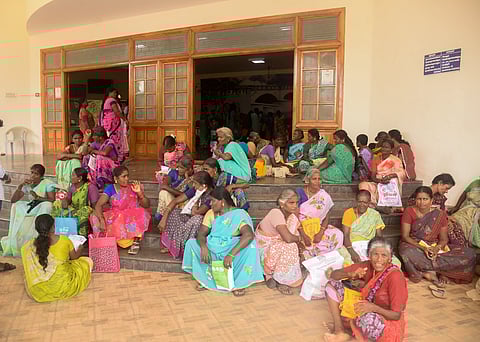 கலெக்டர் அலுவலகத்தில் காத்திருந்த கிராம மக்கள்