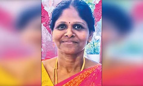 லாரி சக்கரத்தில் சிக்கி பெண் பலி - மகன்கள் கண் எதிரே பரிதாபம்