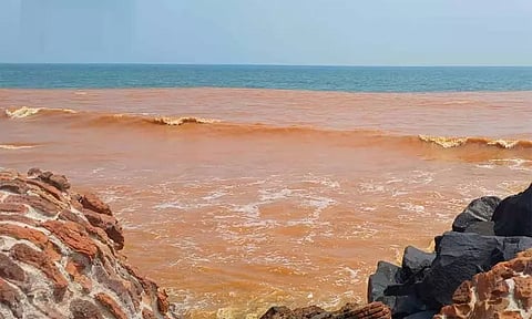 புதுச்சேரியில் செம்மண் நிறமாக மாறிய கடல்..!