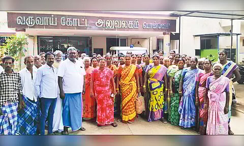 சுடுகாட்டை இடம்மாற்றம் செய்யக்கோரி ஆர்.டி.ஒ. அலுவலகத்தை கிராம மக்கள் முற்றுகை