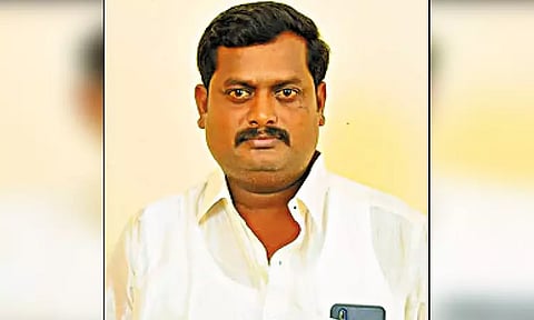 கடம்பத்தூரில் குடும்ப தகராறில் ஓட்டல் உரிமையாளர் தற்கொலை - டி.வி. பார்க்க மனைவி 'ரிமோட்' தர மறுத்ததால் விபரீதம்