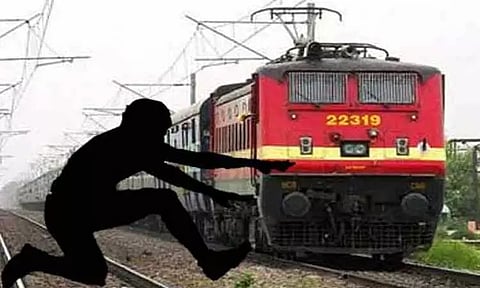 சிங்கப்பெருமாள் கோவில் ரெயில் நிலையம் அருகே எக்ஸ்பிரஸ் ரெயில் முன் பாய்ந்து வாலிபர் தற்கொலை