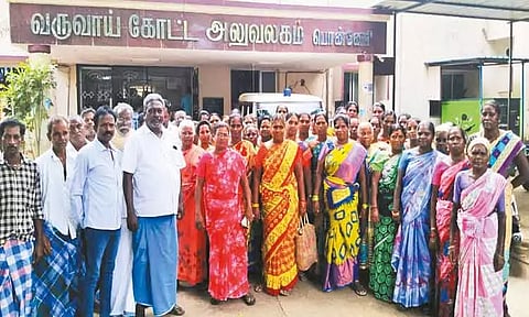சுடுகாட்டை இடம்மாற்றம் செய்யக்கோரி ஆர்.டி.ஒ. அலுவலகத்தை கிராம மக்கள் முற்றுகை