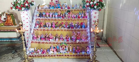 வண்டுவாஞ்சேரி வண்டுறைமாரியம்மன் கோவிலில் நவராத்திரி கொலு