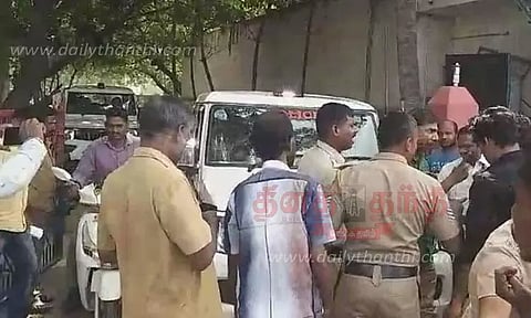 கல்லூரி மாணவரை கைது செய்ததை கண்டித்து உறவினர்கள் முற்றுகை