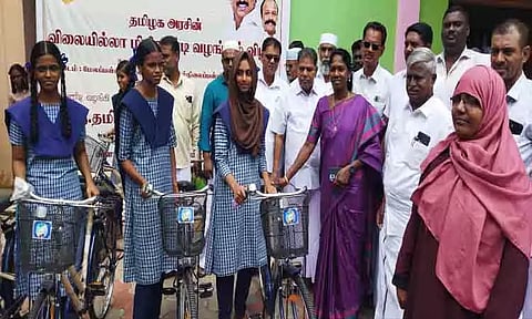 மாணவ, மாணவிகளுக்கு விலையில்லா சைக்கிள்கள்