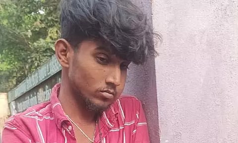 மோட்டார் சைக்கிள் திருடிய வாலிபருக்கு தர்ம அடி; 50 கள்ளச்சாவிகள் பறிமுதல்