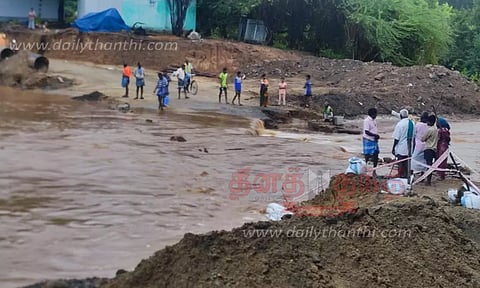 பழனி அருகே கொட்டித்தீர்த்த கனமழை; வெள்ளத்தில் அடித்து செல்லப்பட்ட தரைப்பாலம்