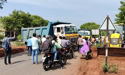 நடுரோட்டில் பழுதாகி நின்ற லாரி; போக்குவரத்து பாதிப்பு