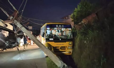 மின்கம்பத்தில் மோதிய கல்லூரி பஸ்