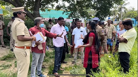 அரசு நிலத்தை அளக்க சென்ற அதிகாரிகளை தடுத்த பெண்ணால் பரபரப்பு
