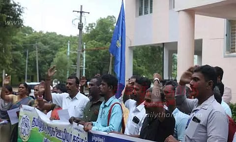 தமிழ்நாடு அரசு ஊழியர் சங்கத்தினர் ஆர்ப்பாட்டம்