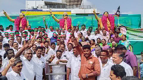 அ.தி.மு.க. 52-ம் ஆண்டு தொடக்க விழா: அண்ணா, எம்.ஜி.ஆர்., ஜெயலலிதா சிலைகளுக்கு மாலை அணிவித்து மரியாதை