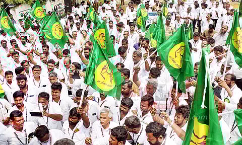 வாடகை கார் டிரைவர்கள் ஆர்ப்பாட்டம்