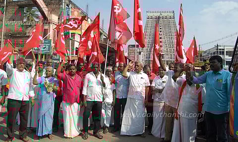 ஸ்ரீரங்கத்தில் அடிமனை பிரச்சினையை தீர்க்க வலியுறுத்தி மார்க்சிஸ்ட் கம்யூனிஸ்டு கட்சியினர்-பொதுமக்கள் மறியல்