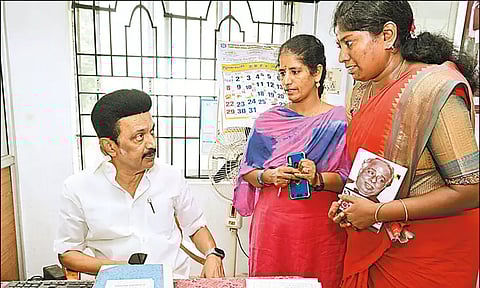 காட்டாங்கொளத்தூர் ஊராட்சி ஒன்றிய அலுவலகத்தில் முதல்-அமைச்சர் மு.க.ஸ்டாலின் திடீர் ஆய்வு