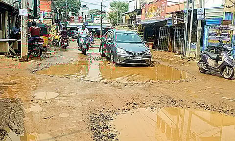 பூந்தமல்லிக்குட்பட்ட காட்டுப்பாக்கம் ஊராட்சியில் குண்டும், குழியுமாக காட்சி அளிக்கும் சாலை - விரைந்து சீரமைக்க பொதுமக்கள் கோரிக்கை