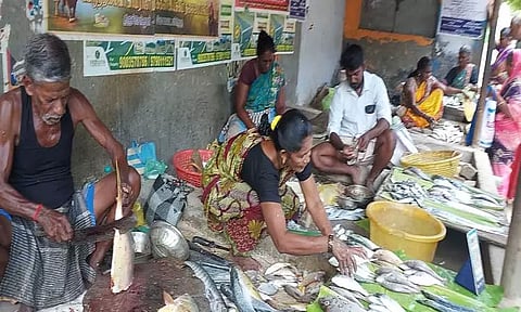 குலசேகரன்பட்டினம் தசரா திருவிழாவையொட்டி உடன்குடி மீன் மார்க்கெட்டுகள் நேற்று வெறிச்சோடி காணப்பட்டது.