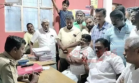 ஆனைமலை போலீஸ் நிலையத்தை அமுல் கந்தசாமி எம்.எல்.ஏ. முற்றுகை