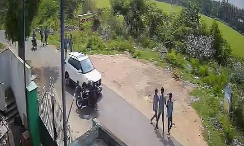 தனியார் நிறுவன ஊழியர்கள் 2 பேர் படுகாயம்