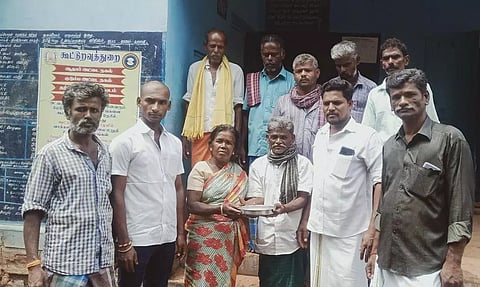 ரேஷன் கடையை முற்றுகையிட்ட கிராம மக்கள்