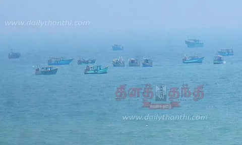 பாம்பன் கடல் பகுதியில் மீன்பிடித்த மீனவர்கள்