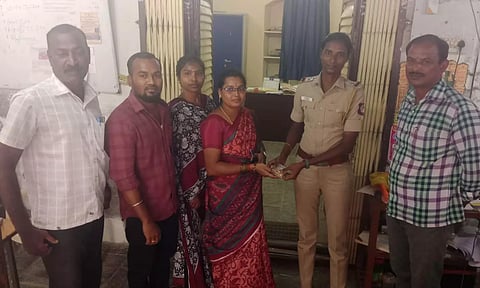 சாலையில் கேட்பாரற்று கிடந்த பையில் ரூ.3 லட்சம் நகைகள்