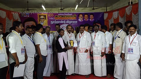 வெற்றி பெற்றவர்களுக்கு பரிசளிப்பு