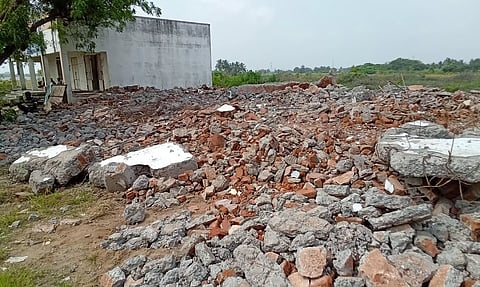 பழுதடைந்த பள்ளி கட்டிடம் இடித்து அகற்றம்