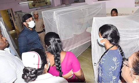 கடலூர் அரசு மருத்துவமனையில் கலெக்டர் திடீர் ஆய்வு; கழிவறைகளை தூய்மையாக வைத்திருக்க ஊழியர்களுக்கு அறிவுறுத்தல்