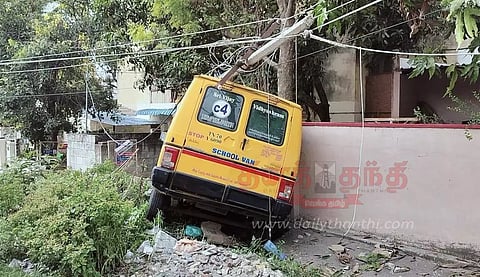 ஓசூரில்தனியார் பள்ளி வேன், மின் கம்பத்தில் மோதியது