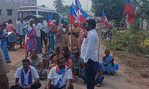 அடிப்படை வசதிகள் கேட்டு கிராம மக்கள் மறியல்