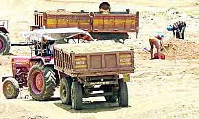 பர்கூர் அருகேமணல் கடத்திய டிராக்டர் பறிமுதல்