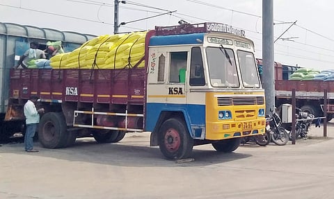 சரக்கு ரெயிலில் 1,287 மெட்ரிக் டன் உர மூட்டைகள் வந்தன