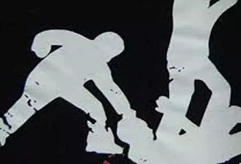 வீட்டின் கதவை உடைக்க முயன்ற 2 பேருக்கு தர்ம அடி