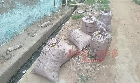 சாலையில் கிடந்த 450 கிலோ ரேஷன் அரிசி பறிமுதல்