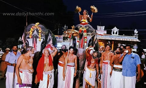 தங்க குடத்தில் புனித நீர் எடுத்து வந்து ரெங்கநாதருக்கு திருமஞ்சனம்