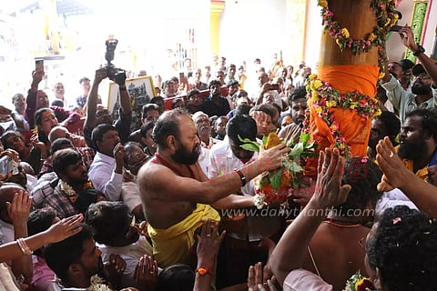 சேலம் கோட்டை மாரியம்மன் கோவிலில் புதிய கொடிமரம் பிரதிஷ்டை