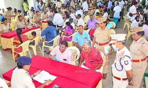 மதுரையில் போலீசார் நடத்திய குறைதீர்க்கும் முகாமில் 257 மனுக்களுக்கு தீர்வு