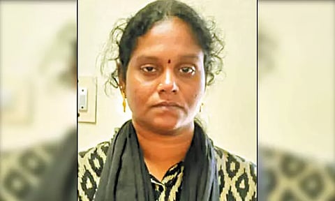 வீட்டு வசதி வாரிய குடியிருப்பில் வீடுகள் பெற்று தருவதாக கூறி 104 பேரிடம் ரூ.89 லட்சம் மோசடி செய்த பெண் கைது